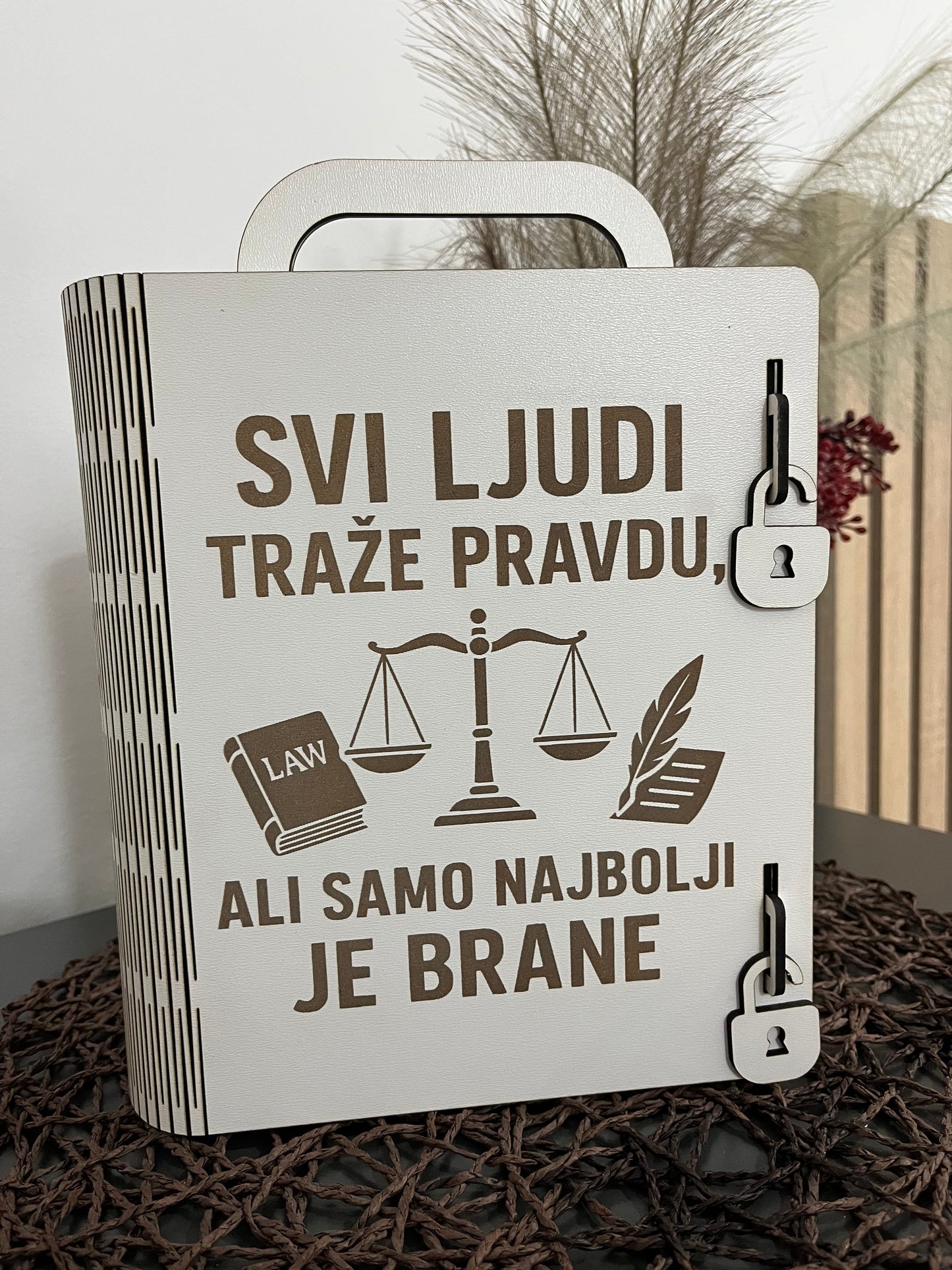Svi ljudi traže pravdu - kutija sa flašom