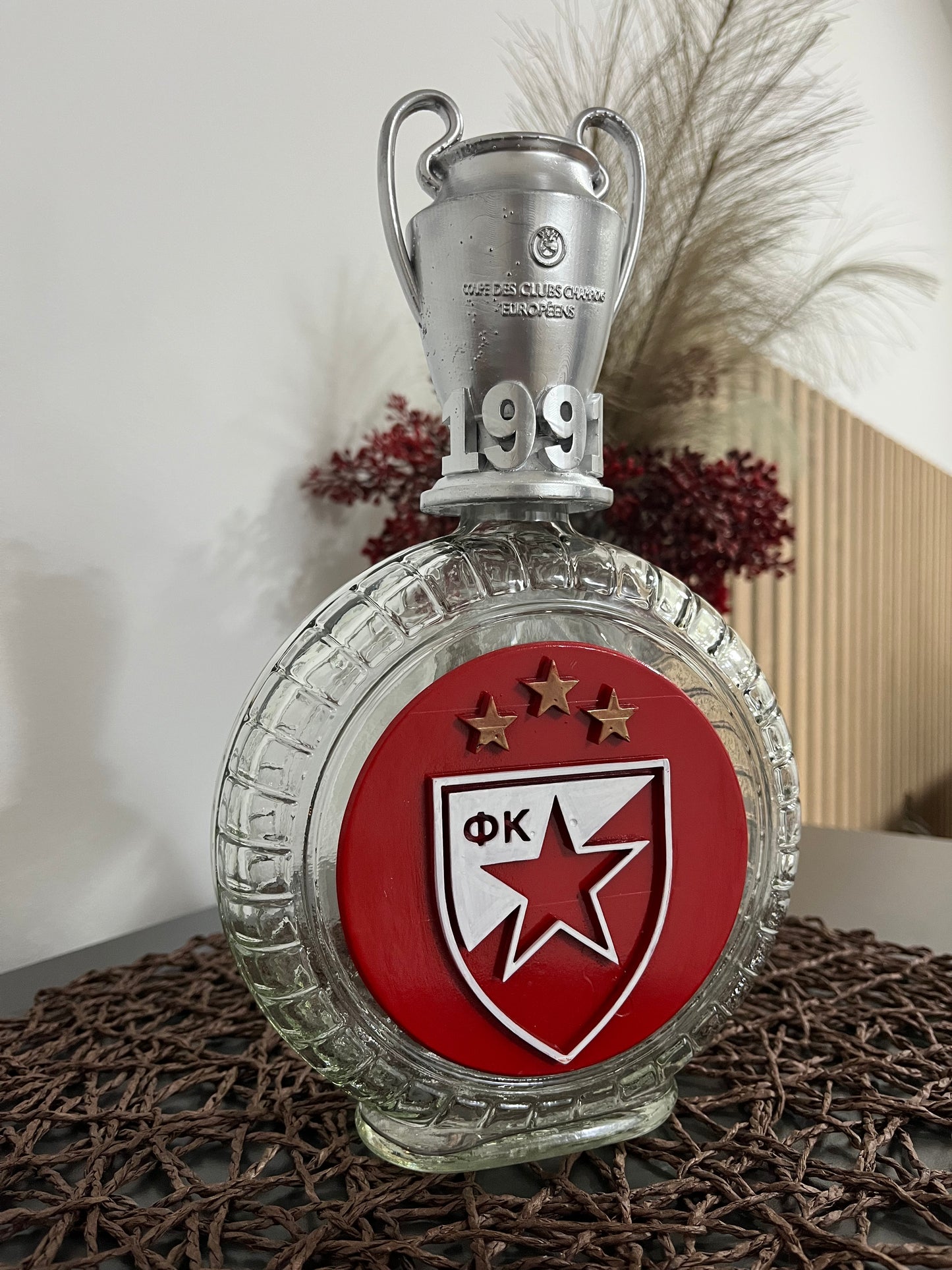 Crvena Zvezda flaša sa peharom na čepu