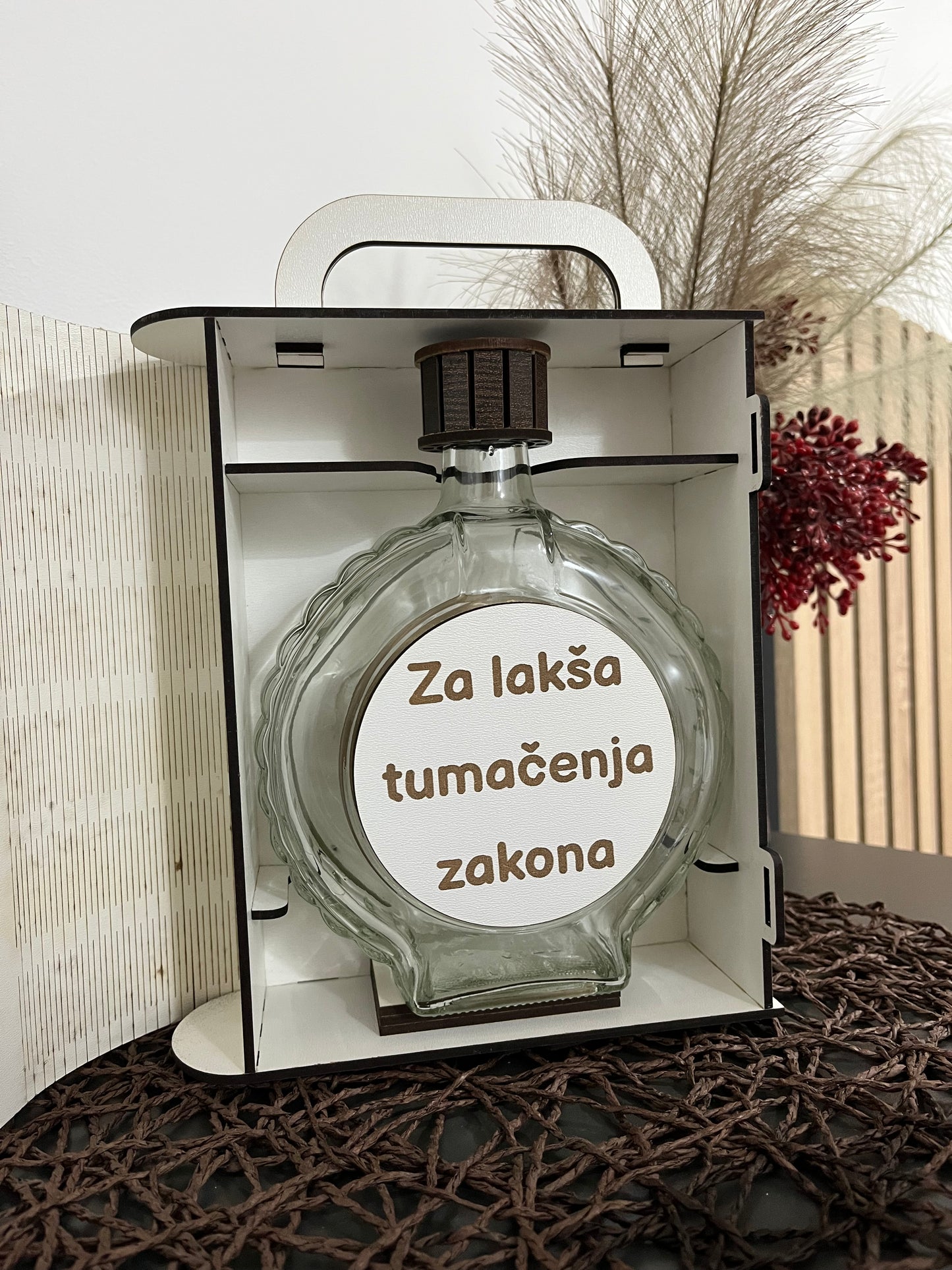 Svi ljudi traže pravdu - kutija sa flašom