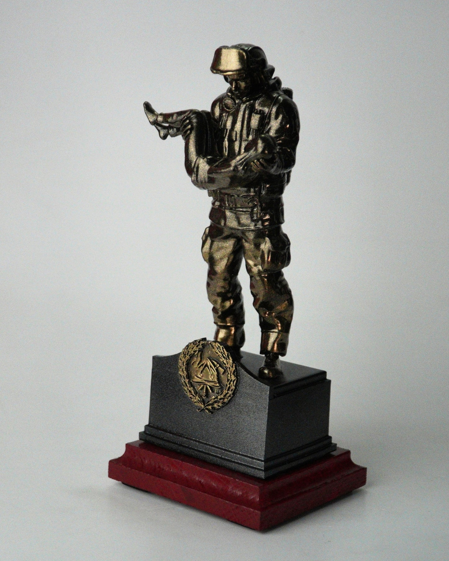 Vatrogasac  skulptura