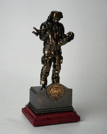 Vatrogasac  skulptura
