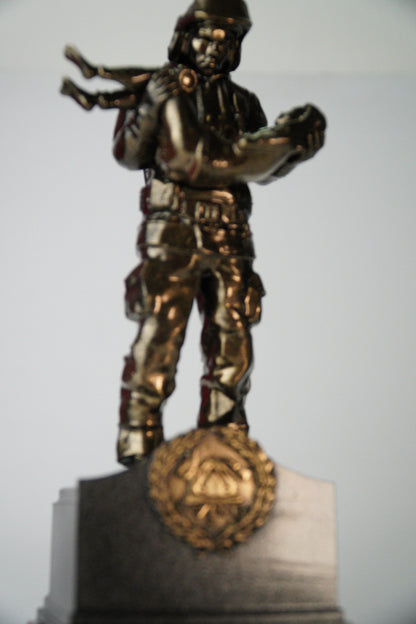 Vatrogasac  skulptura