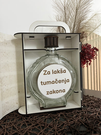 Svi ljudi traže pravdu - kutija sa flašom