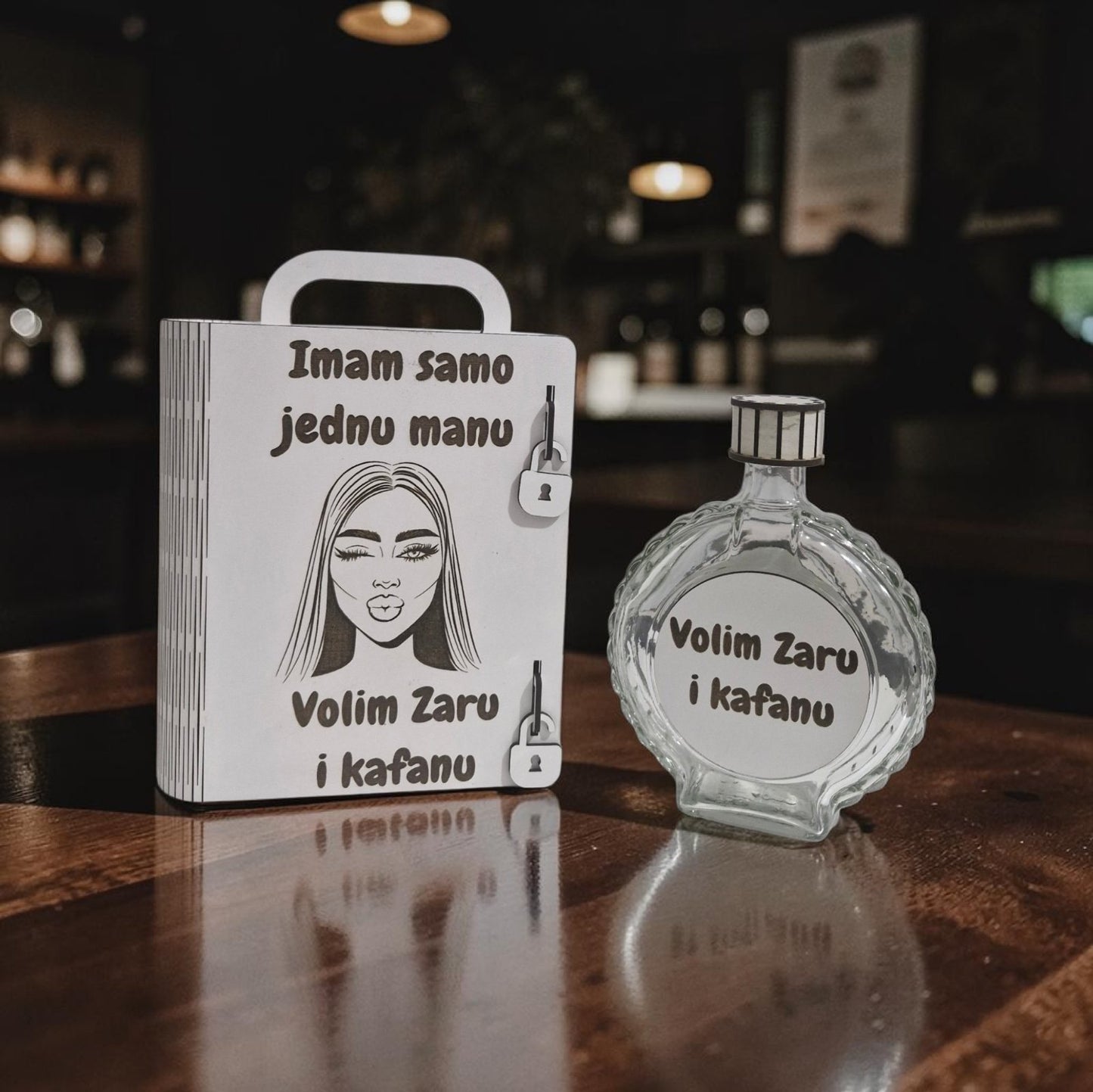 Imam samo jednu manu volim Zaru i kafanu - kutija sa flašom