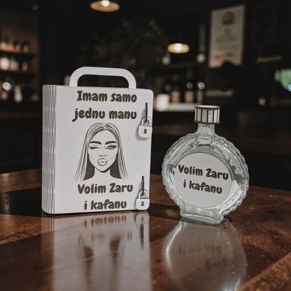 Imam samo jednu manu volim Zaru i kafanu - kutija sa flašom